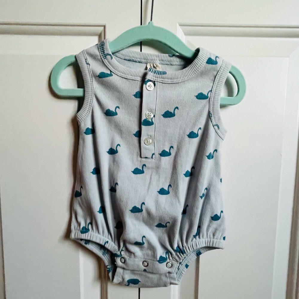 NWOT Kate Quinn Swan Sleeveless Henley Bubble Size 3-6 months